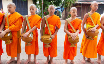 ทำบุญวันสารท: เส้นแบ่งบางๆ ระหว่างการแสดงความกตัญญู กับพิธีกรรมที่ไร้แก่นสาร? ทำบุญวันสารท: เส้นแบ่งบางๆ ระหว่างการแสดงความกตัญญู กับพิธีกรรมที่ไร้แก่นสาร?
